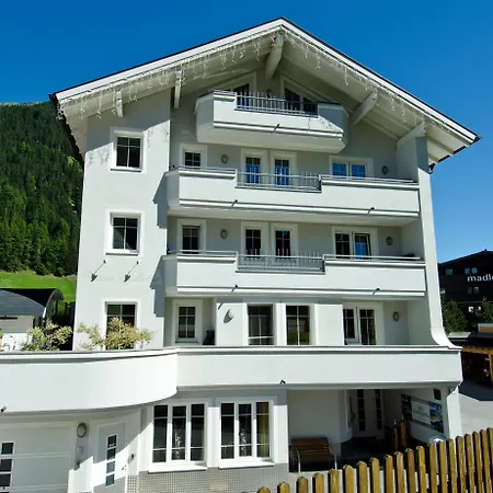 Bed and breakfast Petit Madlein 4*