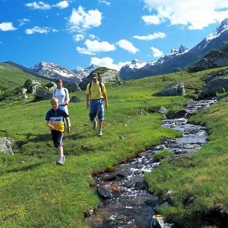 Alojamento de Acomodação e Pequeno-almoço Petit Madlein 4*