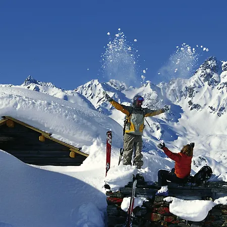Alojamento de Acomodação e Pequeno-almoço Petit Madlein 4*