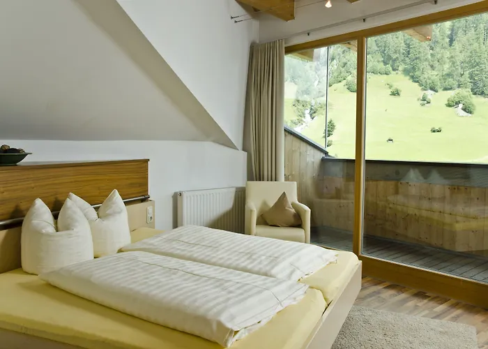 לינה וארוחת בוקר Petit Madlein אישגל